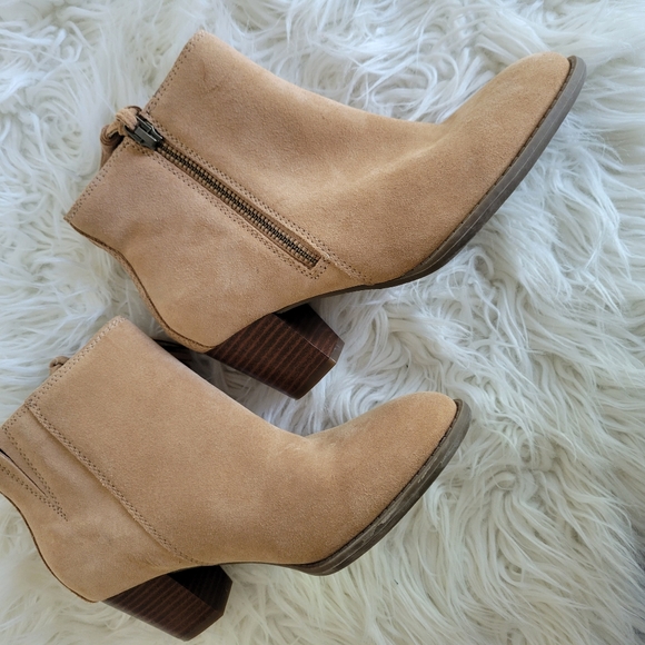 Vionic Upright Madeline Boot/Wheat size 5 - Picture 2 of 13